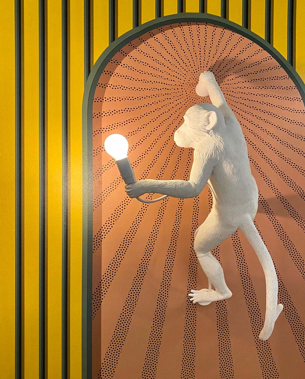 petit singe savant tenant une lampe, comme un creatif avec une idÃ©e.